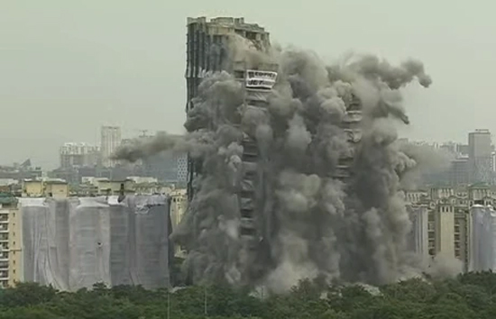 देखते ही देखते 32 मंजिला ट्विन टावर सेकेंडो में धुएं के गोले में तब्दील