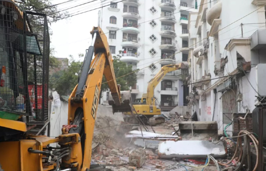 लखनऊ : FI हॉस्पिटल पर चला LDA का बुलडोजर, जल्द FI टावर पर भी गरजेगा 