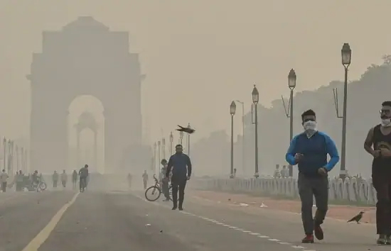 दिल्ली की हवा हुई और जहरीली, आज सुबह से छाई रही धुंध
