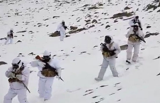 लद्दाख में चीन ने बर्फीली पहाड़ियों से हटाये 10 हजार सैनिक, तापमान गिरकर शून्य से 30 डिग्री नीचे