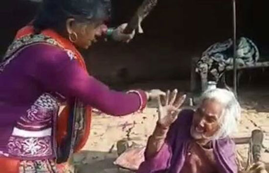 आगरा : बहु ने बीमार सास को झाड़ू से पीटा, VIDEO हुआ वायरल