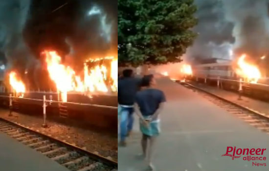CABBILLPROTEST: पश्चिम बंगाल में फूंक दिया गया रेलवे स्टेशन, धू-धू कर जली ट्रेनें
