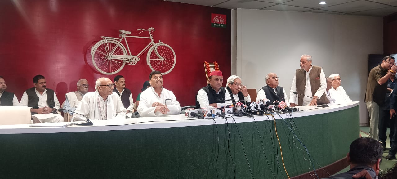 सैफई में बनेगा मुलायम सिंह यादव का भव्य स्मारक, अखिलेश ने की घोषणा