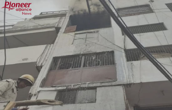 दिल्ली: जूता फैक्ट्री में लगी भयानक आग, 26 दमकल की गाड़ियां मौके पर
