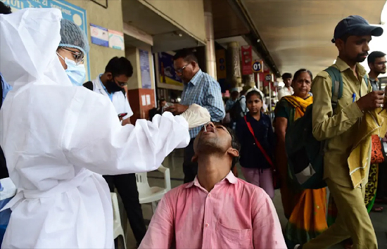 coronavirus in india : कोरोना के बढ़े रिकॉर्ड केस, 24 घंटे में 21,566 नए मामले