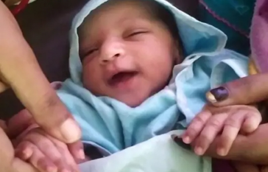 मध्य प्रदेश : नवरात्रि के पहले दिन अनोखी बच्ची का जन्म, अस्पताल में लगी देखने वालों की भीड़, देखें वीडियो 