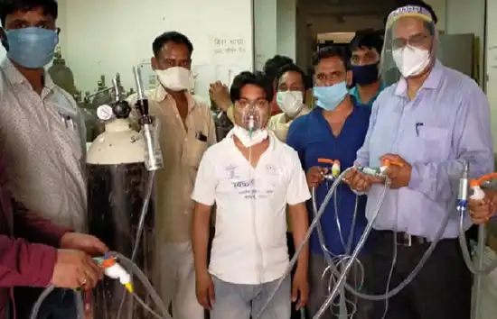 यूपी : लोगों की जान बचाने के लिए डॉक्टरों की अनोखी पहल, एक सिलेंडर से 6 मरीजों को दे रहे ऑक्सीजन