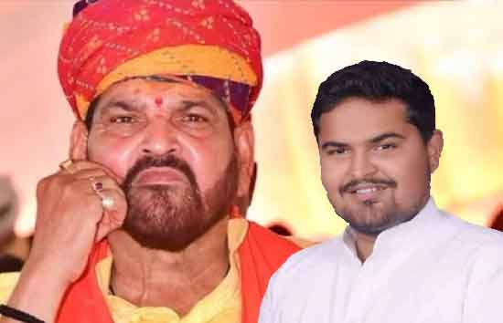 योगी मंत्रिमंडल में बेटे प्रतीक भूषण को नहीं मिली जगह, दिल्ली पहुंचे बृजभूषण शरण सिंह