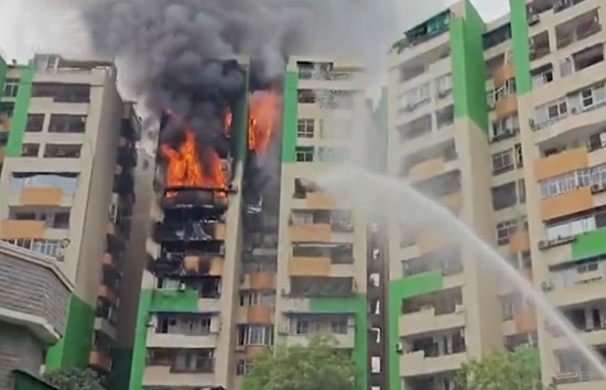 गाजियाबाद के गौर ग्रीन सोसाइटी में भीषण आग, मौके पर दमकल की कई गाड़ियां