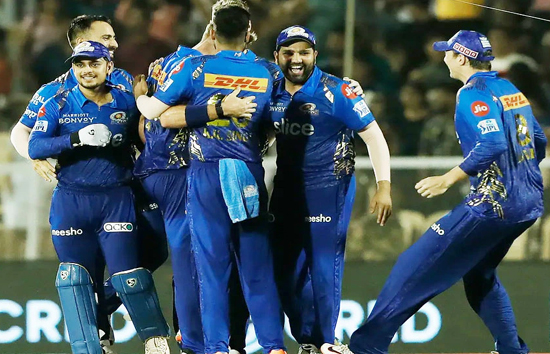 रोमांचक मुकाबले में मुंबई ने गुजरात को 6 रन से हराया, डेनियल सैम्स ने शानदार गेंदबाजी 