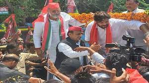 अखिलेश यादव ने सपा प्रत्याशियों के समर्थन में रोड शो किया
