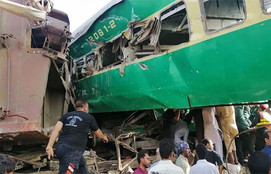 पाकिस्तान में बड़ा हादसा, ट्रेन-बस की टक्कर में 29 लोगों की मौत