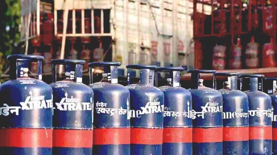 अगस्त की पहली सुबह मिली राहत: कमर्शियल LPG सिलेंडर ₹200 से ज्यादा हुआ सस्ता, जानें आपके शहर में क्या हैं नए रेट्स