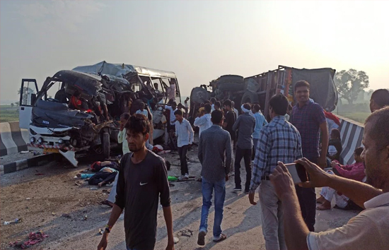 यूपी : लखीमपुर में दर्दनाक हादसा,  बस और ट्रक की आमने-सामने टक्कर में 8 लोगों की मौत, 2 दर्जन से अधिक घायल 