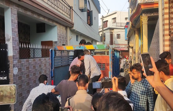 दम्पति की तीन दिन पुरानी लाश के बीच जिंदा मिला नवजात बच्चा, कर्ज नहीं चुका पाने पर मौत को लगाया गले 