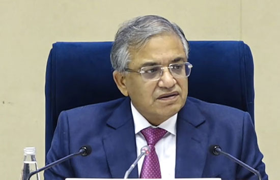 चुनाव आयुक्त ज्ञानेश कुमार को पद से हटाने के लिए 193 सांसदों के हस्ताक्षर वाले नोटिस को दोनों सदनों को सौंपा गया 