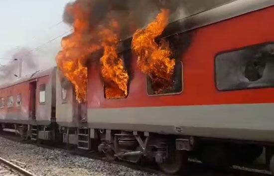 ट्रेन में चढ़ने को लेकर कहासुनी, सिरफिरे ने यात्री को लगाई आग, महिला बच्चे समेत 3 की मौत  