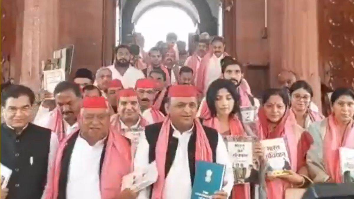 अखिलेश यादव, डिंपल यादव और सपा के सभी सांसद संविधान की प्रति लेकर पहुंचे संसद