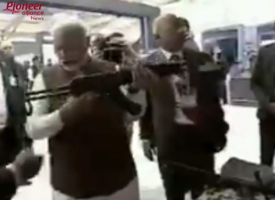 जब पीएम नरेंद्र मोदी ने अपने हाथों में थामी बंदूक...