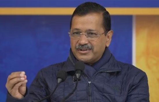 चुनाव से पहले केजरीवाल का एक और बड़ा ऐलान, महिलाओं के बाद अब छात्रों को भी फ्री बस की सुविधा 