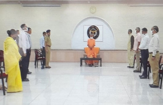 मुख्यमंत्री योगी ने अफसरों के साथ बैठक से पहले पिता को दो मिनट का मौन रखकर श्रद्धांजलि दी 