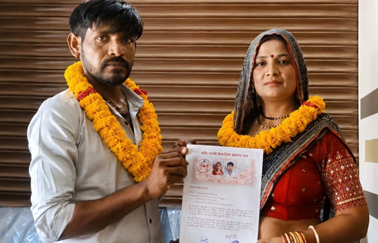 कानपुर : सास की खूबसूरती पर दीवाना हुआ दामाद, कोर्ट में जाकर की शादी, मांगा आशीर्वाद