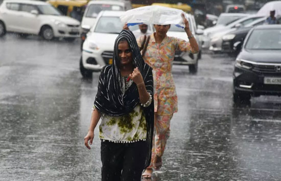 दिल्ली-NCR में सुबह-सुबह बारिश से बदला मौसम, तपिश से मिली राहत 