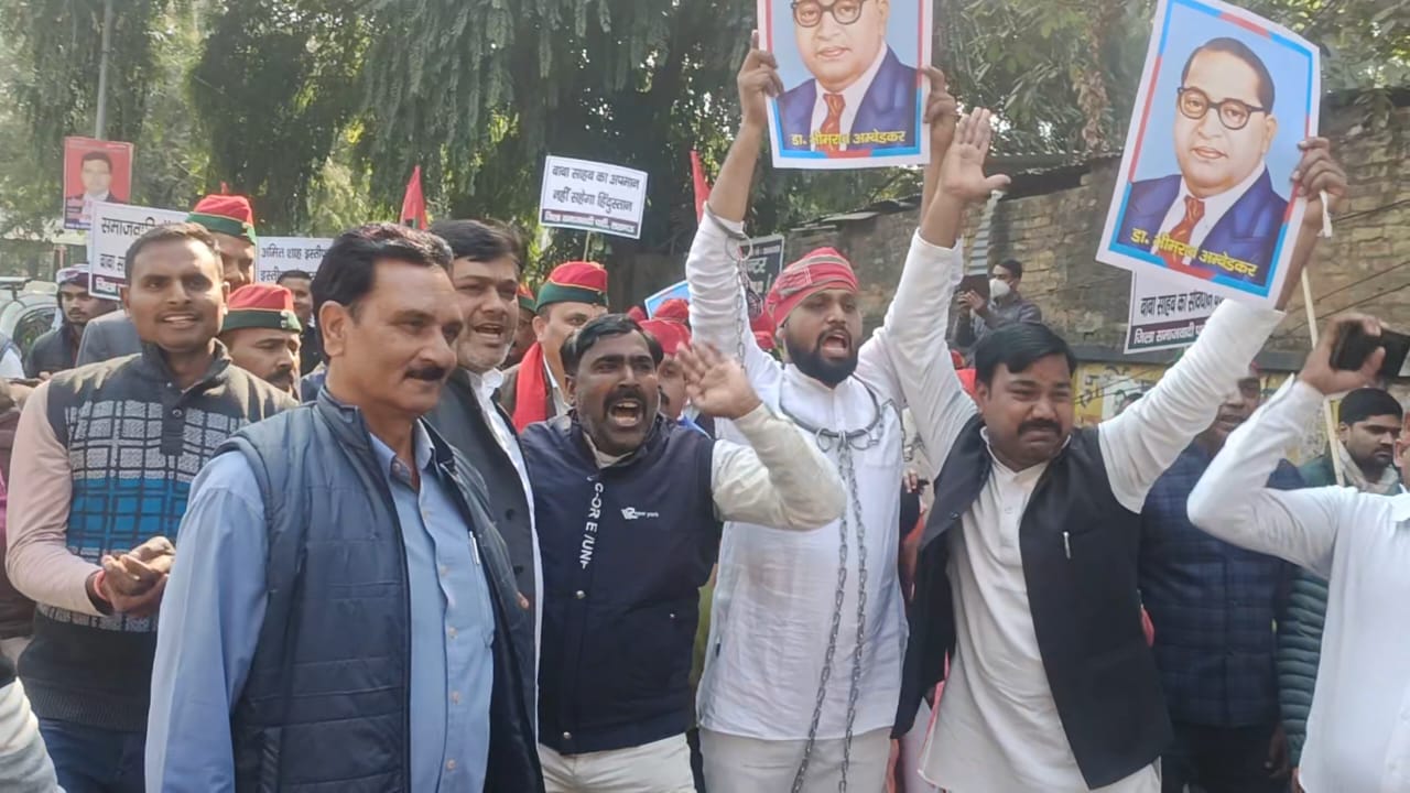 अंबेडकर पर अमित शाह के बयान के खिलाफ सपा का जिलों पर जोरदार प्रदर्शन, डीएम के मार्फत राष्ट्रपति को सौंपा ज्ञापन