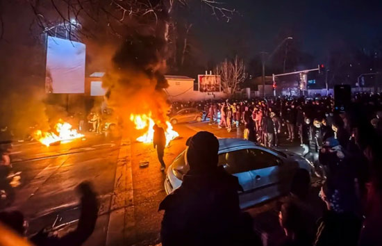 ईरान में प्रदर्शनकारियों को ट्रंप ने उकसाया, कहा-प्रदर्शन जारी रखो, मदद भेज रहा हूं