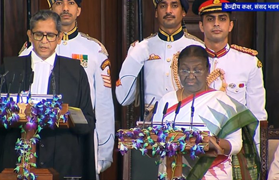 देश के 15वें राष्ट्रपति के रूप में द्रौपदी मुर्मू ने ली शपथ, CJI ने दिलाई शपथ