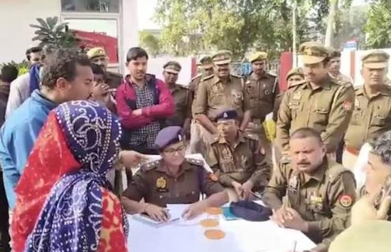 यूपी : थाने आई महिला के साथ दरोगा ने की अश्लील चैट और गंदी बातें, IG ने किया निलंबित