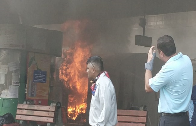नई दिल्ली रेलवे स्टेशन पर खड़ी केरला संपर्क क्रांति एक्सप्रेस के जनरेटर कार में लगी आग 