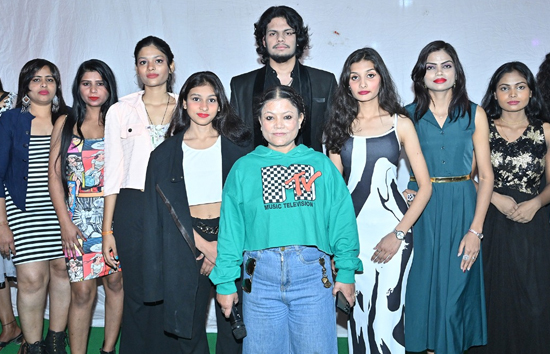 उत्तर प्रदेश खादी एवं ग्रामोद्योग बोर्ड एवं नित्यांजलि फाउंडेशन के तत्वाधान में फैशन शो का सफल आयोजन