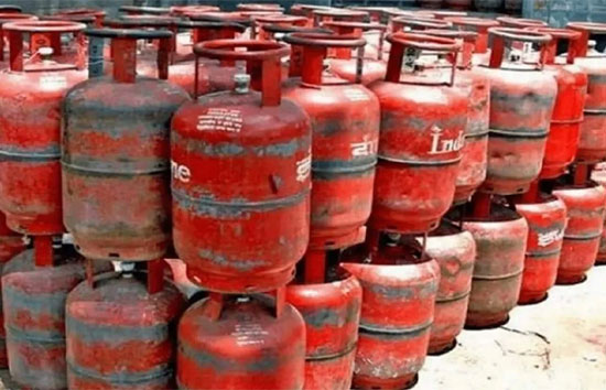 सरकार ने फिर घटाए LPG गैस सिलेंडर के दाम, 157 रुपये हुआ सस्ता, देखें नई कीमतें 