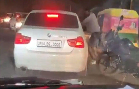 यूपी : गाजियाबाद में बेखोफ कार बदमाशों ने बाइक सवार को मारी गोली, वीडियो वायरल  