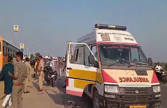 बाराबंकी : पूर्वांचल एक्सप्रेस-वे पर खड़ी बस से टकराई मिनी बस, चार की मौत 