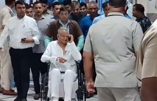 राजस्थान : मुख्यमंत्री अशोक गहलोत व्हील चेयर पर आए नजर, टहलने के दौरान लगी पैर में चोट
