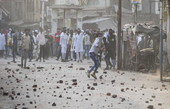 कानपुर हिंसा : सामने आया एक नया वीडियो, उपद्रवियों ने फेंके पेट्रोल बम और पत्थर 
