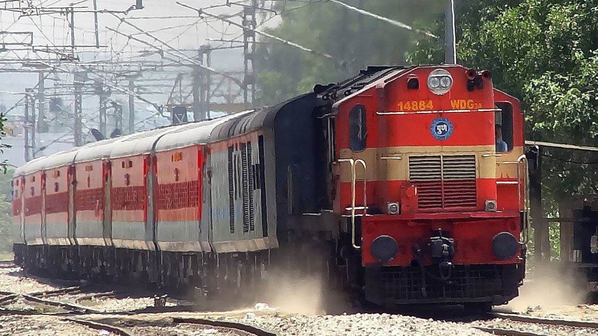 महाराष्ट्र के ठाणे में लोकमान्य तिलक टर्मिनस-गोरखपुर एक्सप्रेस के कोच में लगी आग