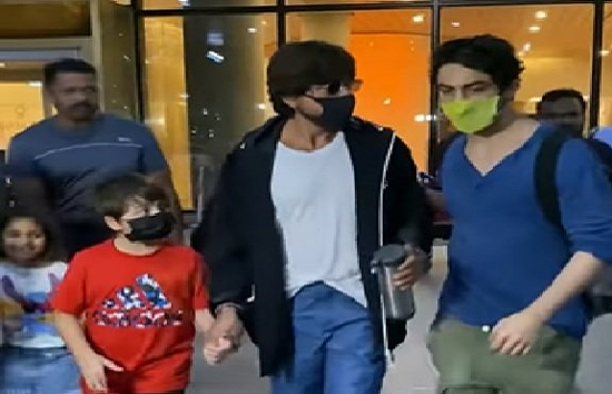 शख्स ने शाहरुख खान का हाथ पकड़कर सेल्फी खींचने की कोशिश, बेटे आर्यन खान किया पापा को प्रोटेक्ट