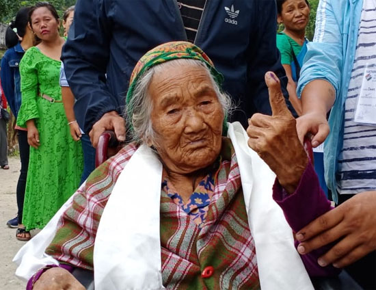107 वर्ष की वृद्धा ने किया मतदान, लोगों के लिए सीख  