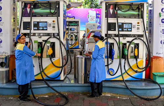 Petrol Diesel Prices : सोमवार को सस्ता हुआ पेट्रोल-डीजल, देखें आज का ताजा रेट 