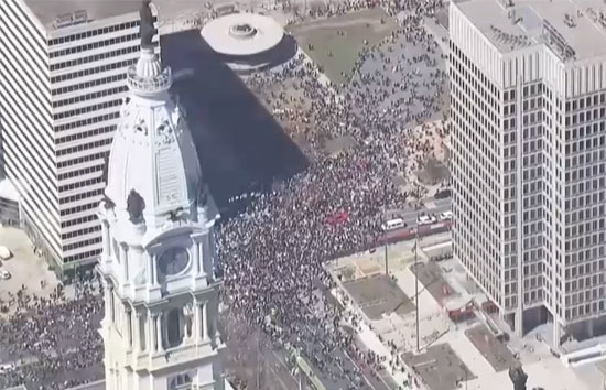 डोनाल्ड ट्रंप के खिलाफ सड़कों पर उतरे लोग, अमेरिका से यूरोप तक विरोध का करना पड़ रहा सामना 