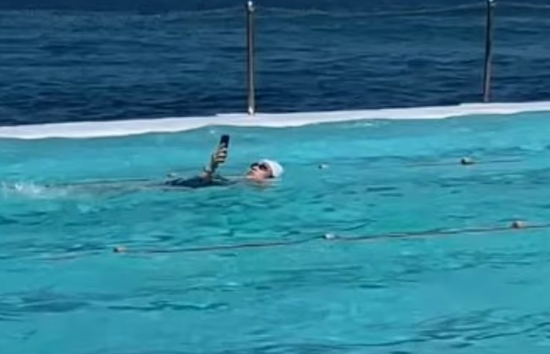 मोबाइल का ऐसा पागलपन नह देखा होगा आपने! स्विमिंग करते फोन चलाती दिखी महिला, वीडियो वायरल