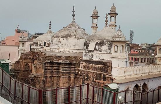 ज्ञानवापी मस्जिद परिसर मामला : जांच में शामिल कोर्ट कमिश्नर अजय मिश्र हटाये गये