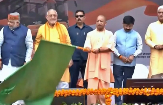 CM योगी ने दिखाई 45 EV बसों को हरी झंडी, बोले- 2017 के बाद वर्ल्डक्लास रोड-एयर कनेक्टिविटी