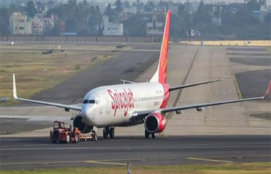 दिल्ली से दुबई जा रहे स्पाइसजेट विमान आई खराबी, कराची में करनी पड़ी इमरजेंसी लैंडिंग