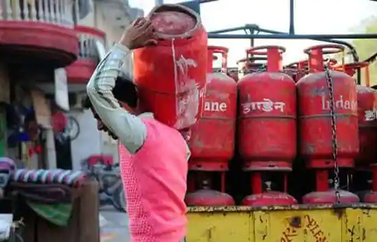 यूपी सरकार होली से पहले 1.65 करोड़ लोगों को देगी फ्री LPG सिलेंडर, किया था वादा  