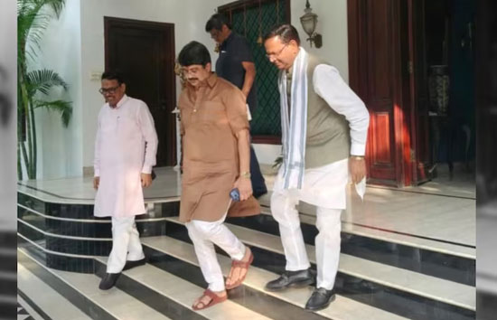 यूपी की सियासत गरमाई: राजा भैया के घर पहुंचे बीजेपी प्रदेश अध्यक्ष पंकज चौधरी, क्या 2027 के लिए बिछ रही है नई चाल?