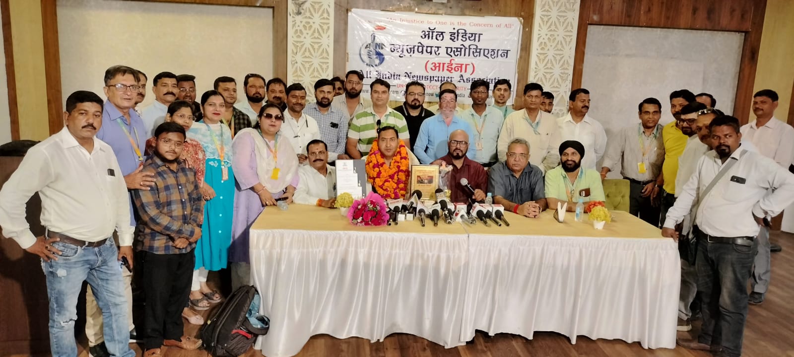 जर्मनी में होम्योपैथिक के ऐतिहासिक सम्मेलन में सम्मानित हुए डॉक्टर आदर्श त्रिपाठी आईना ने भी किया सम्मान